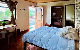 Los Tucanes Lodging
